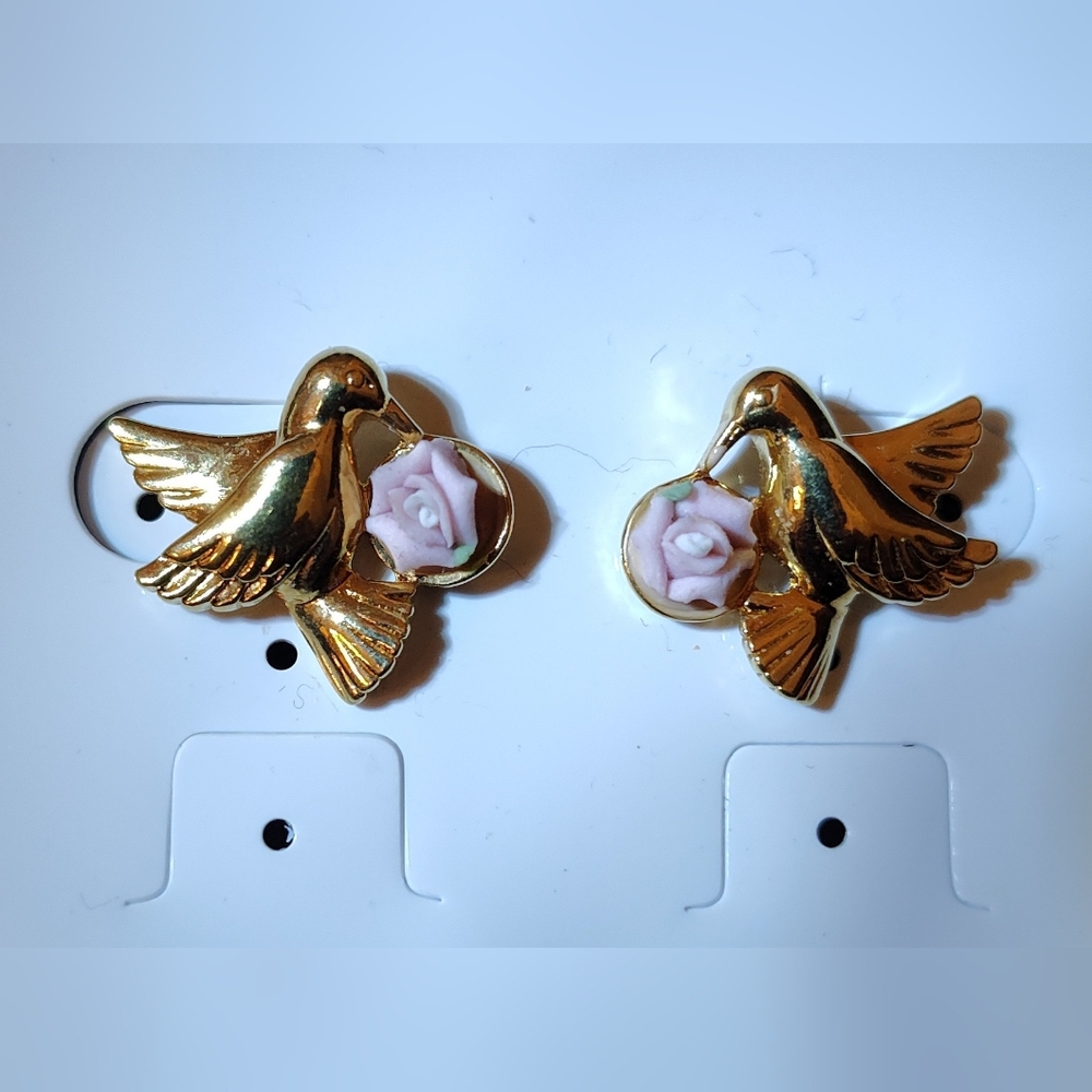 Vintage Avon Gold Tone Hummingbirds  with Pink Rose Stud Earrings